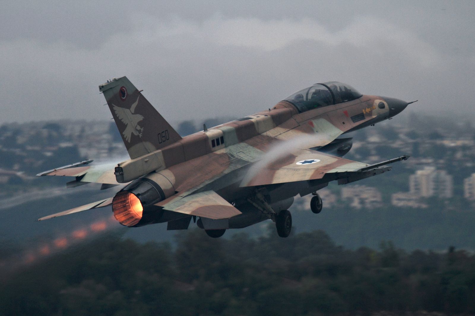 غارة إسرائيلية على قاذفات صواريخ للجيش السوري