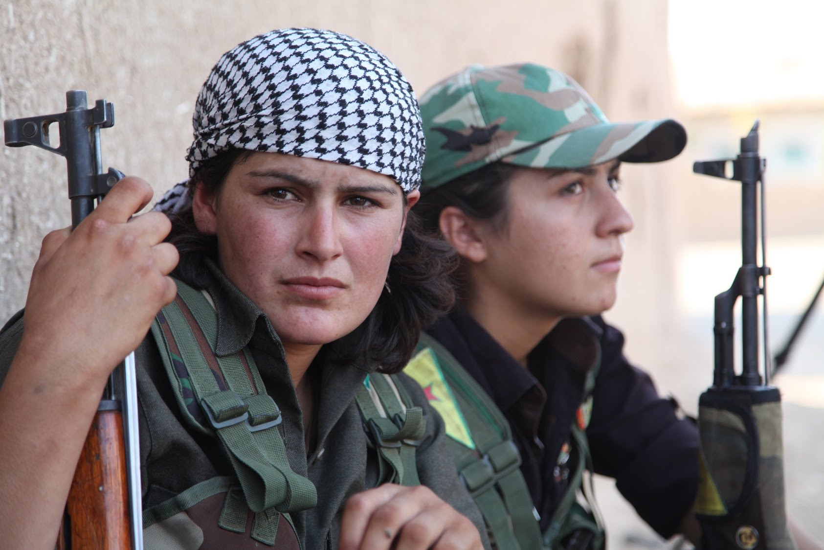 التجربة النسوية المسلحة في سوريا والعراق: بين المقاتلات الكرديات وجهاديات “داعش”