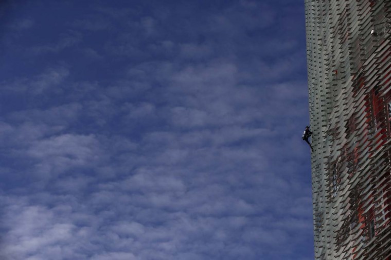 “سبايدرمان” يتسلق ناطحة سحاب في برشلونة بدون معدات