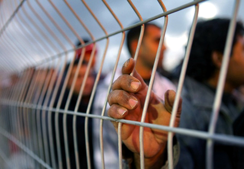 عدد الأسرى الفلسطينيين المضربين عن الطعام 1100 أسير
