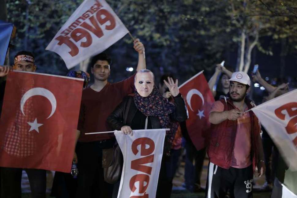 سكان اسطنبول يقرعون الطناجر احتجاجاً على نتيجة التصويت
