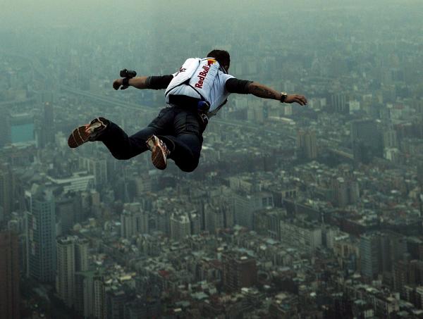 مغامر بريطاني يعتزم القفز الحر من ارتفاع 42 ألف قدم