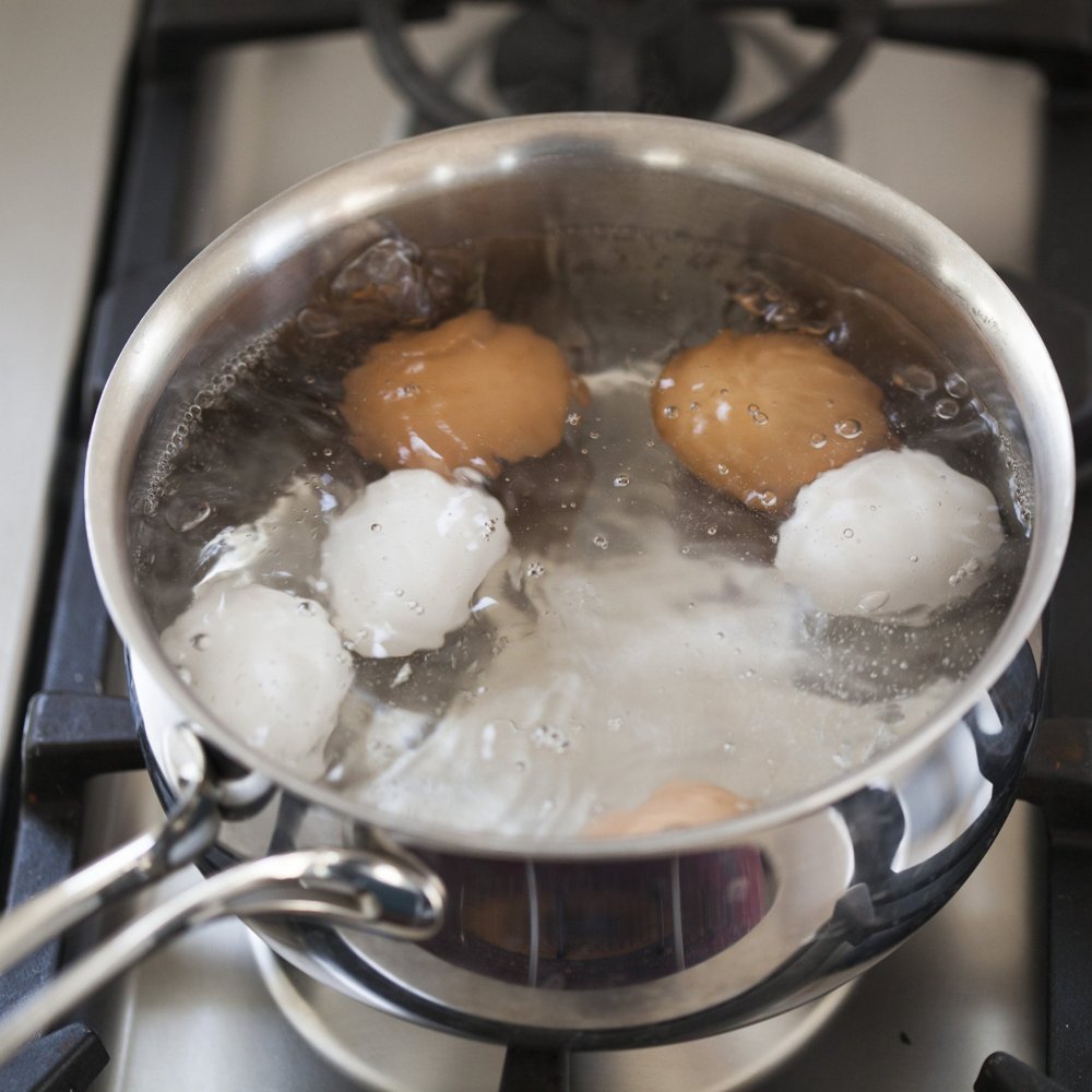 لا تتخلصي من ماء سلق البيض أبداً، وإليك المفاجأة