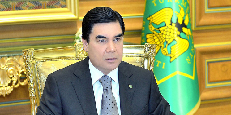 رئيس جمهورية تركمانستان يكتب ويغني ويرقص ويُسعد النساء