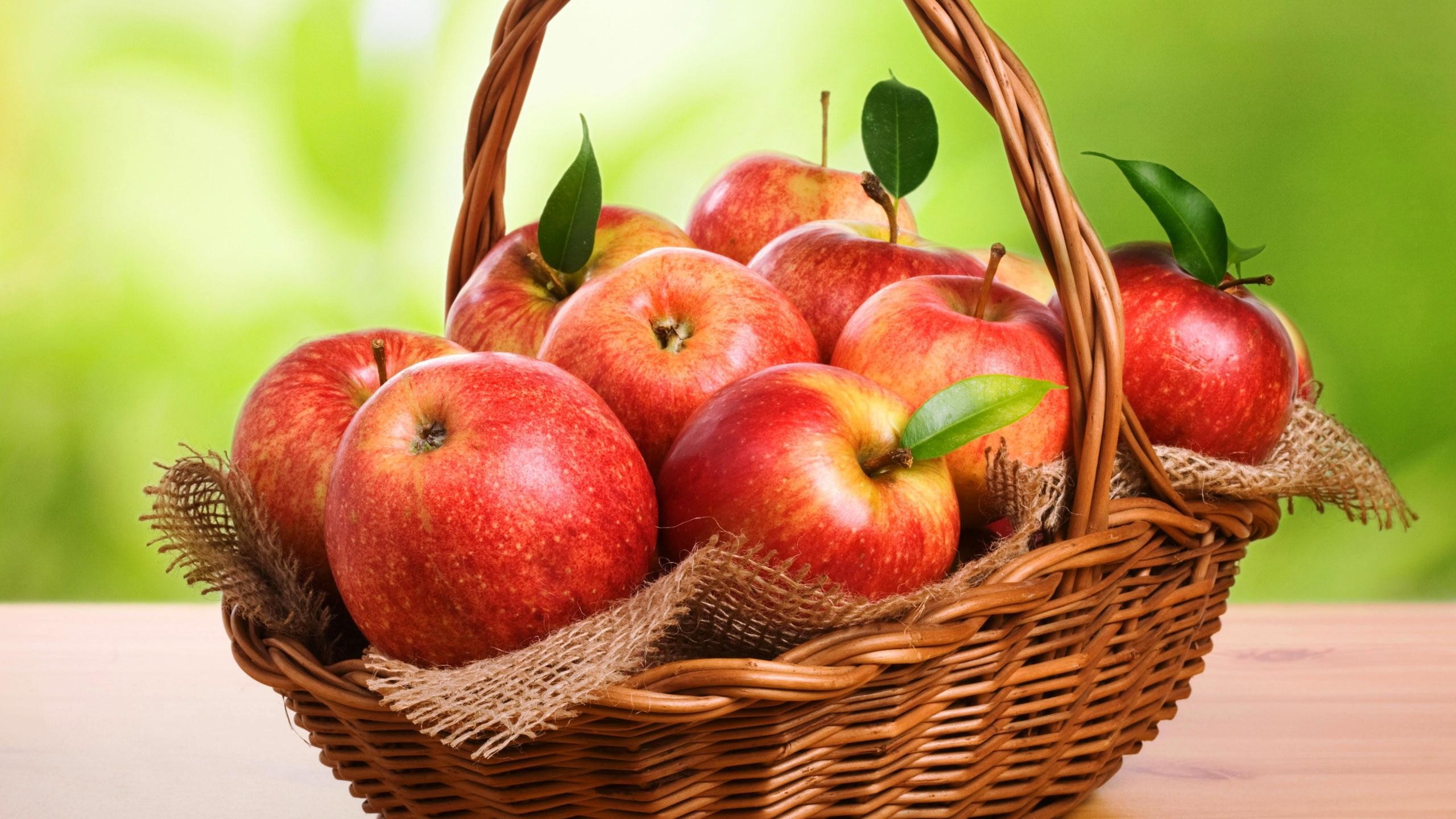 غسل التفاح بالماء لا يزيل المواد الكيماوية.. إليك الحل