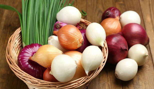 لا ترمي قشور البصل والثوم والبيض… استعمالات قيّمة لمخلّفات في مطبخك