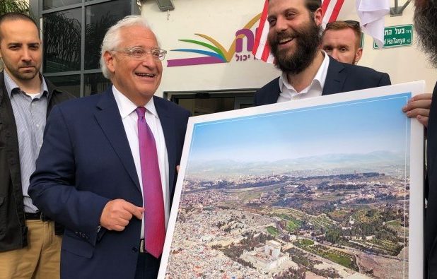 السفير الأميركي يقبل صورة تضع  “جبل الهيكل” بدل المسجد الأقصى