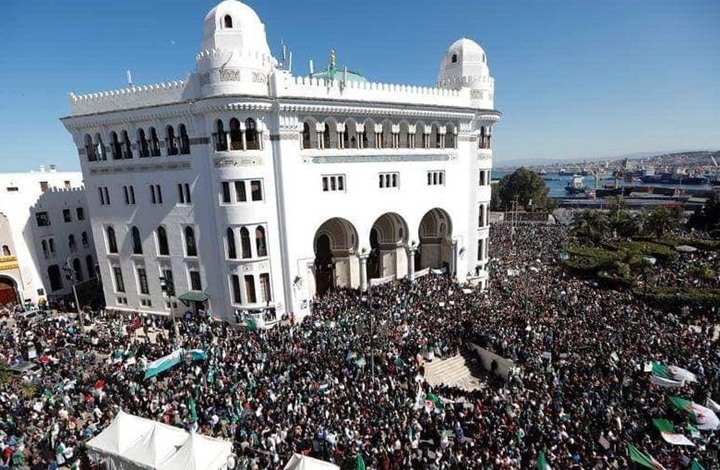 عشرات آلاف المحتجين في شوارع الجزائر للمطالبة بإصلاح جذري