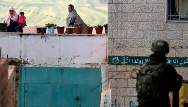 قوات الاحتلال الإسرائيلي تواصل ملاحقة أحد منفذي عملية سلفيت وتعتقل شقيقه