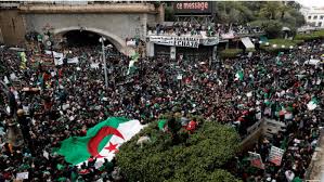 المحتجون بالجزائر يواصلون الضغط على الحكومة قبل أسابيع من انتخابات الرئاسة