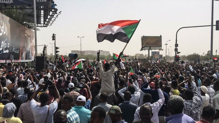 مئات الآلاف يحتشدون في الشوارع المحيطة بوزارة الدفاع السودانية