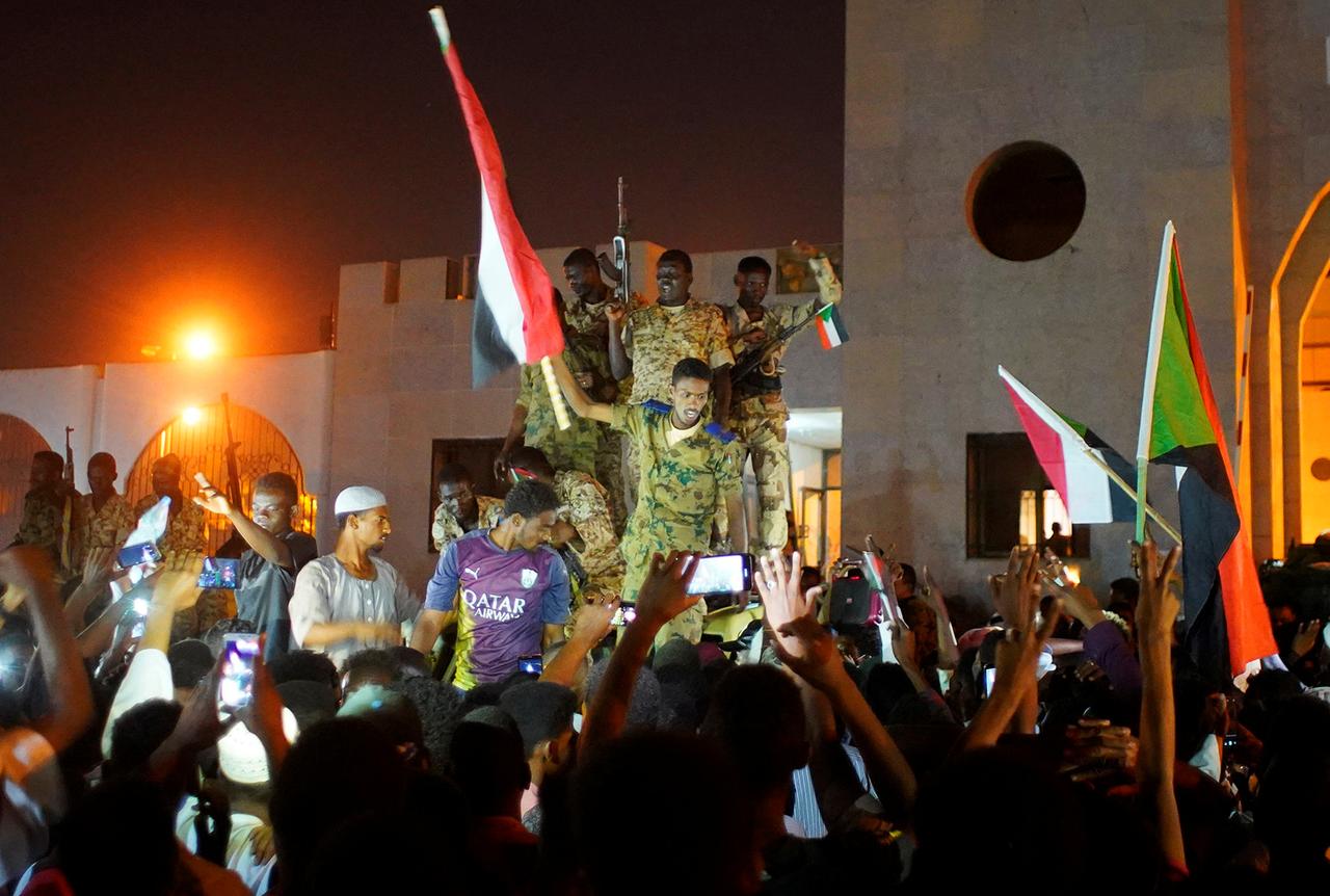 رئيس المجلس العسكري في السودان يعد بتشكيل حكومة مدنية