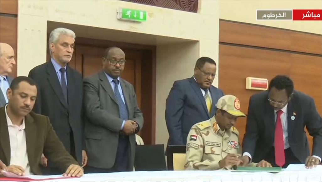 السودان :التوقيع  على اتفاق بين المجلس العسكري وتحالف المعارضة
