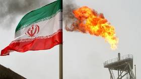“بلومبرغ”: إيران تخزن ملايين براميل النفط في الموانئ الصينية