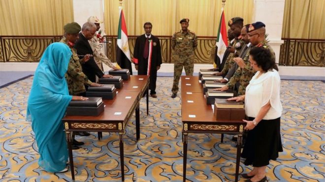 البرهان يؤدي اليمين رئيسا لمجلس السيادة في السودان