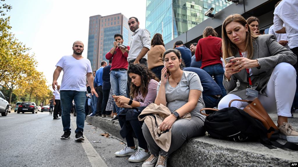 تعطيل مدارس وانقطاع الاتصالات.. زلزال يضرب اسطنبول