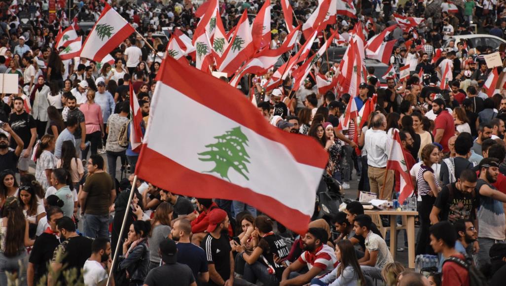 الجيش في لبنان يحاول فتح الطرق مع دخول الاحتجاجات يومها العاشر
