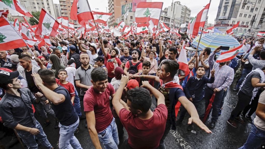 رئيس لبنان يدعو المحتجين للحوار ويلمح لتعديل حكومي والمتظاهرون يرفضون