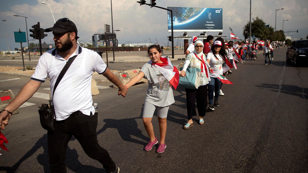 المحتجون في لبنان يشكلون سلسلة بشرية بطول 171 كيلومترا