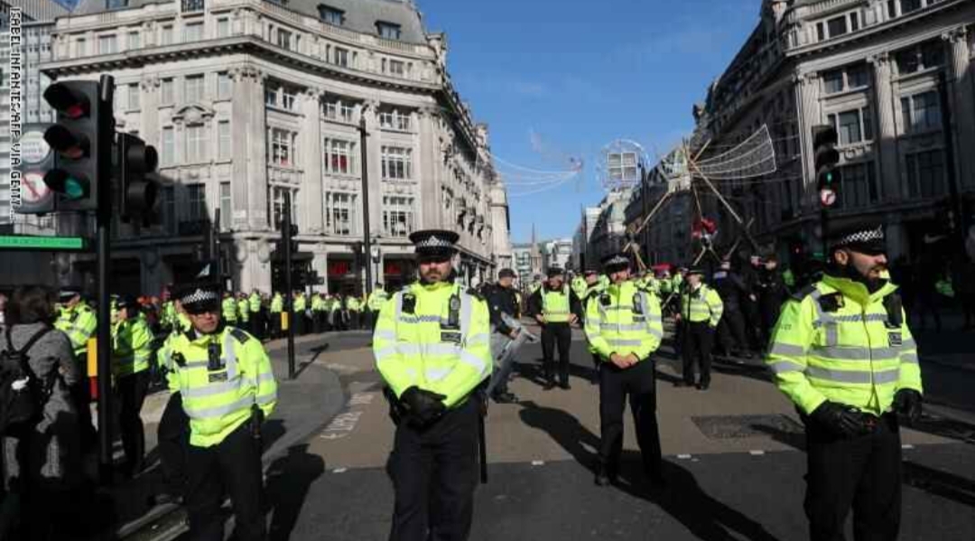 الشرطة البريطانية تعلن العثور على 39 جثة في شاحنة