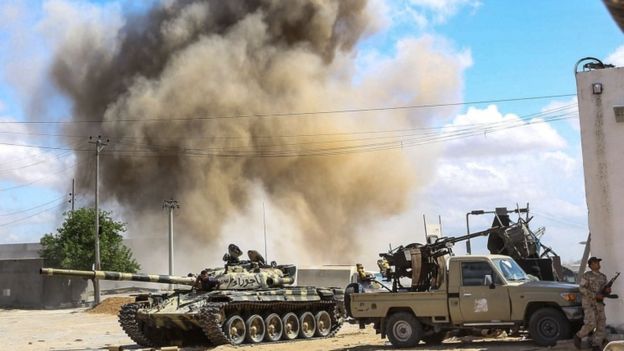 قوات شرق ليبيا تستهدف مستودع ذخيرة في مصراتة بضربات جوية