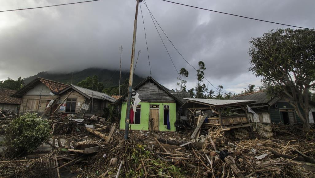 زلزال يلحق أضرارا ببعض المنازل والكنائس في شرق إندونيسيا