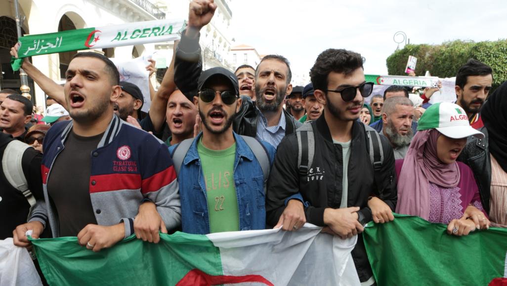 المحتجون الجزائريون يواصلون الضغط على السلطات مع اقتراب الانتخابات