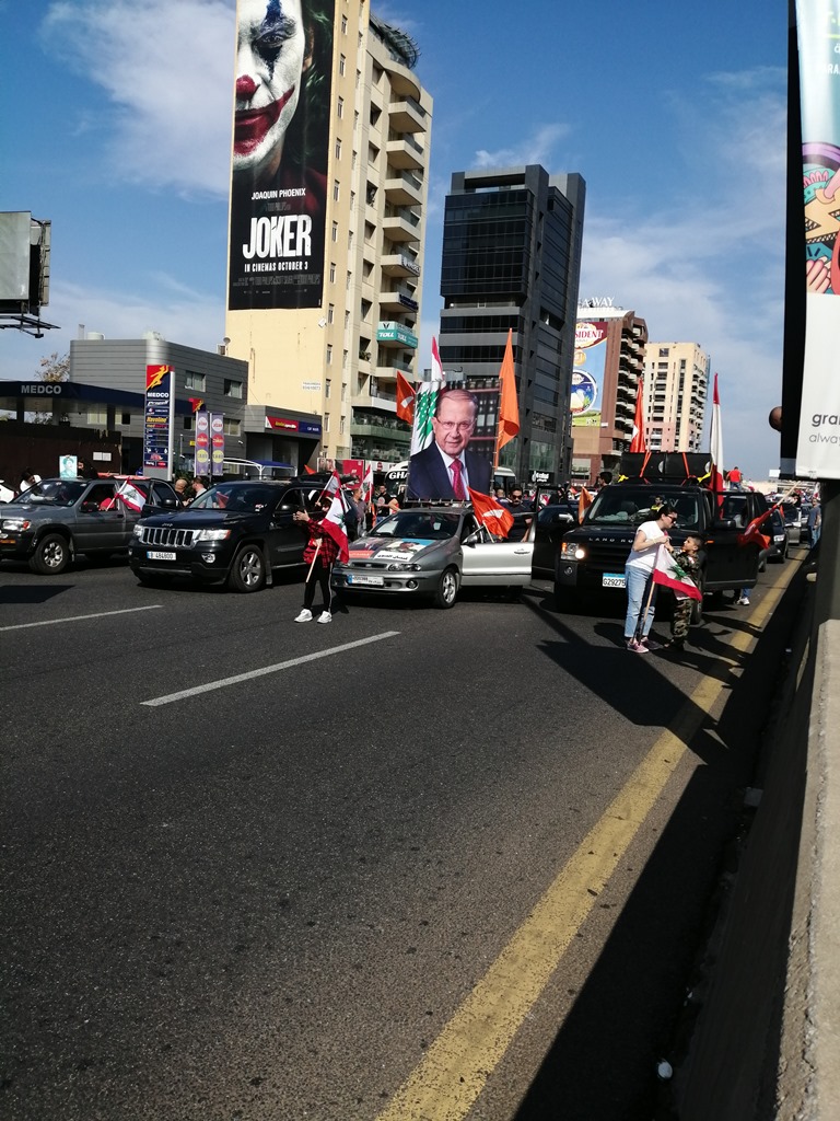 لبنانيون يتوافدون على القصر الرئاسي في مسيرة دعم للرئيس عون