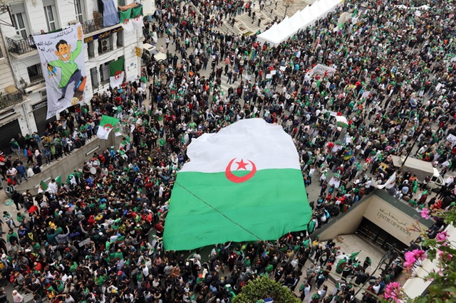 محكمة جزائرية تقضي بسجن 4 محتجين