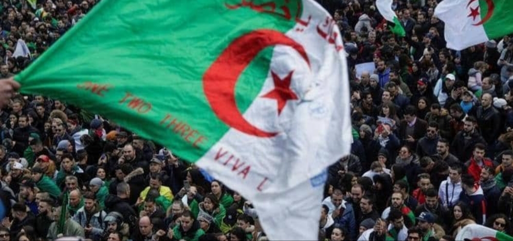 المحتجون في الجزائر يصعدون ضغوطهم بمظاهرات جديدة