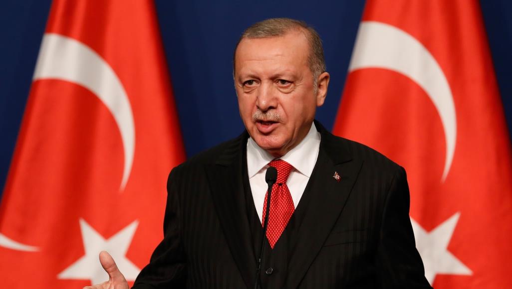 “واشنطن بوست”: انخفاض الليرة التركية بسبب “جنون” السياسة الاقتصادية لأردوغان