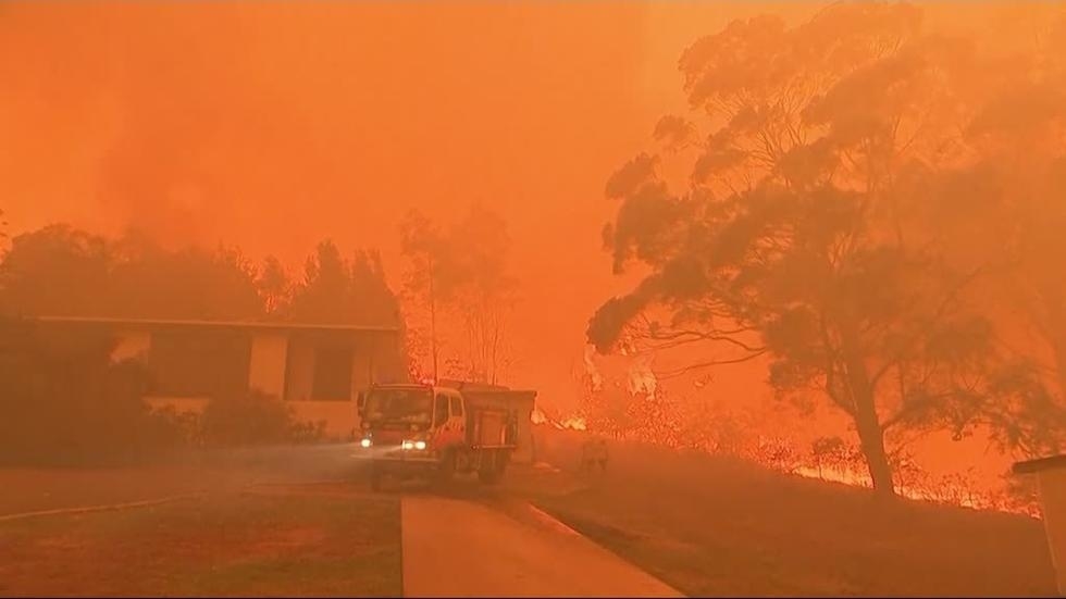 خدمة الإطفاء في أستراليا تصل إلى البلدات الأكثر تضررا من الحرائق