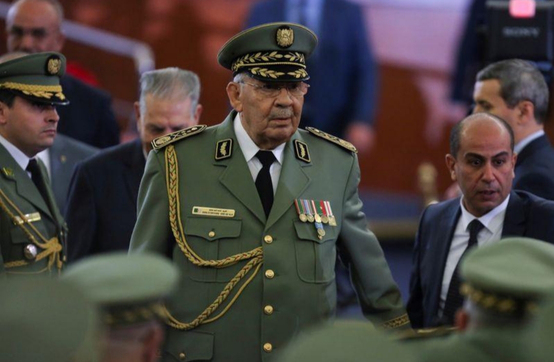 وفاة رئيس أركان الجيش الجزائري في مرحلة دقيقة من الأزمة السياسية