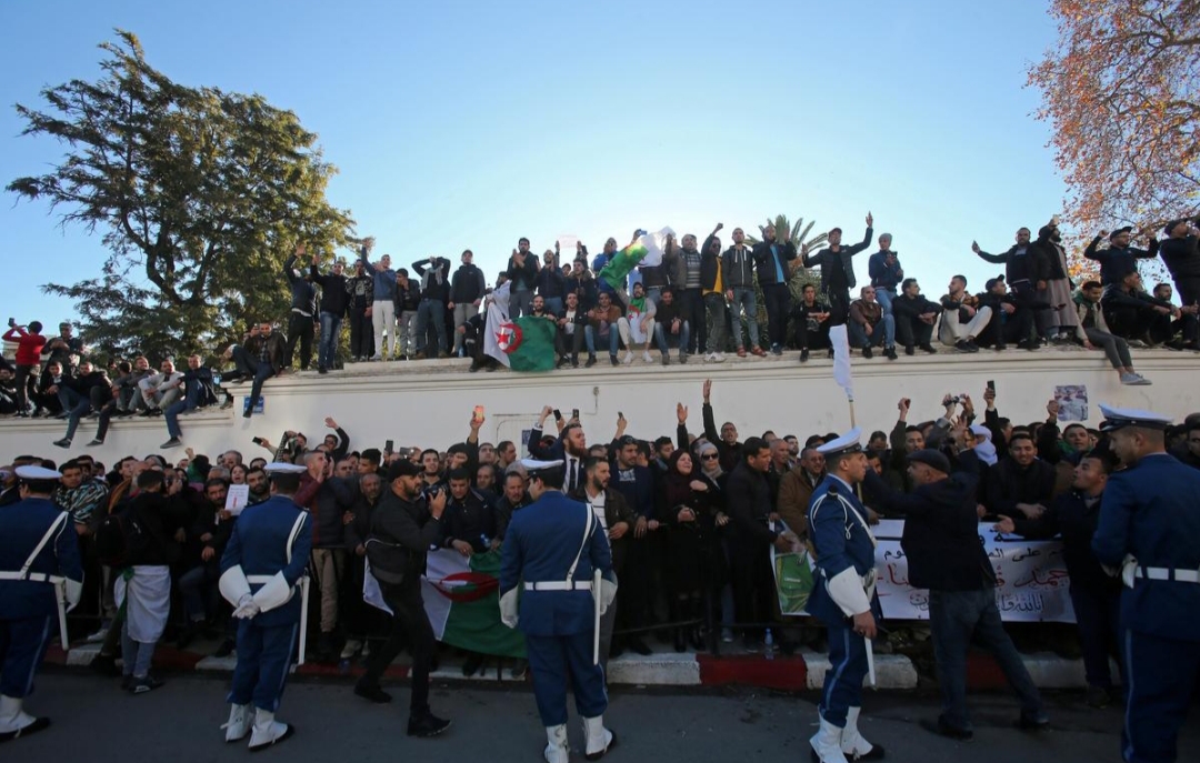 مئات الآلاف يشيعون رئيس أركان الجيش الجزائري