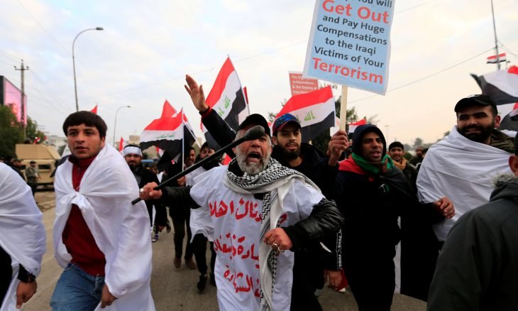 العراقيون ينظمون مسيرة شعارها “كلا كلا أمريكا” ضد الوجود العسكري الأمريكي