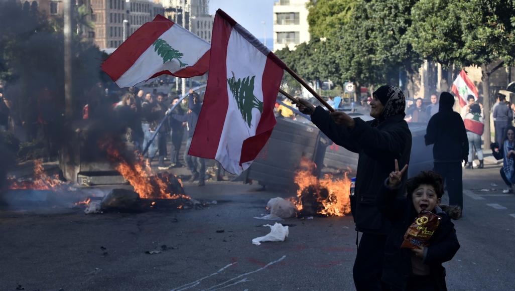 عشرات المصابين في اشتباكات بين المتظاهرين وقوات الأمن في بيروت