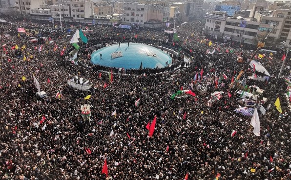 حشود ضخمة في إيران لحضور جنازة سليماني وخليفته يعد بالثأر