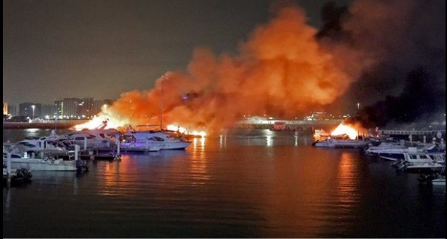 المكتب الإعلامي لحكومة دبي: اندلاع حريق في يخت قيد الصيانة ولا إصابات