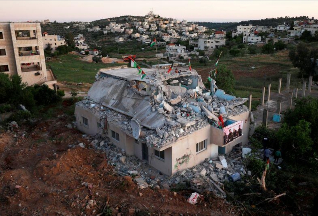 رئيس الوزراء الفلسطيني يندد بهدم إسرائيل منزل فلسطيني تتهمه بالمشاركة في هجوم