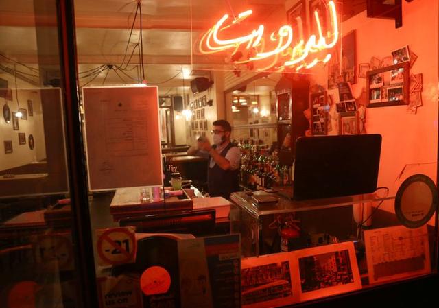 مطاعم بيروت على شفا الهاوية بعدما فاقم وباء كورونا الأزمة المالية