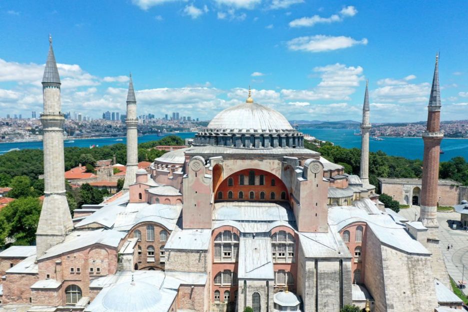 آيا صوفيا: ما هي قصة الكنيسة/المسجد التي أثارت ردوداً عالمية واسعة؟