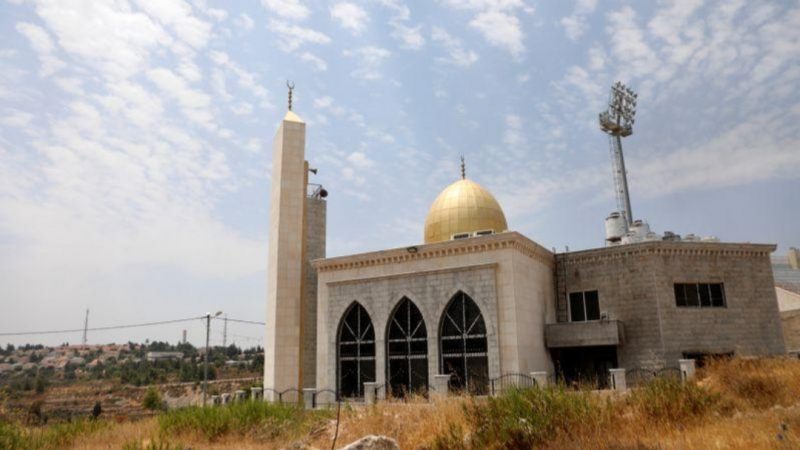 حريق متعمد يلحق أضرارا بمسجد في الضفة والفلسطينيون يتهمون المستوطنين
