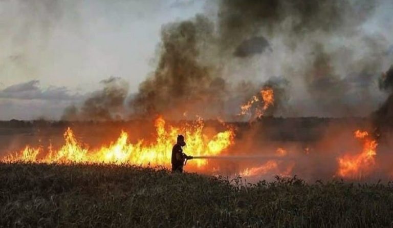 حوّامتين لإطفاء الحرائق في ريف حماة