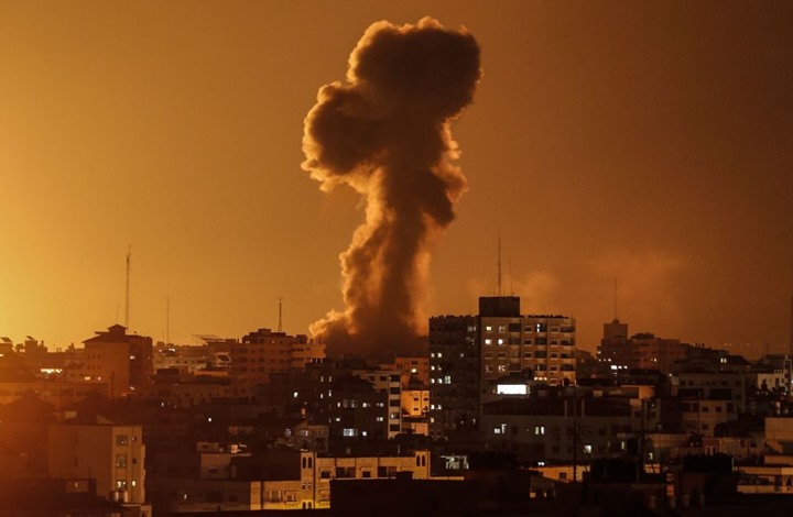 إسرائيل تقصف مواقع لـ”حماس” في غزة