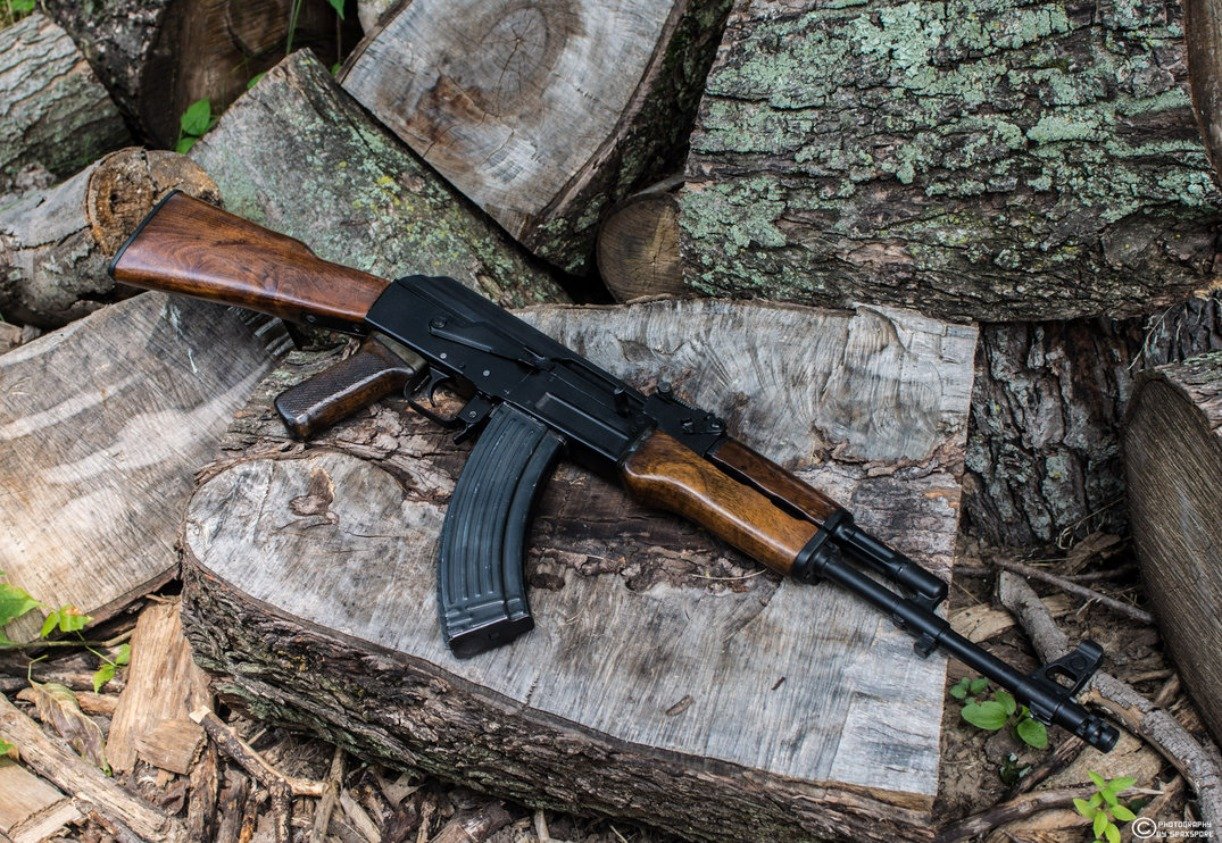 ما هي أفضل بندقية في العالم.. “كلاشينكوف” الروسية أو “أم 16” الأميركية؟