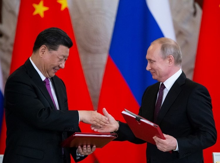 “ناشونال إنترست”: كيف أدت العقوبات الأميركية القاسية إلى تعزيز النفوذ الصيني والروسي