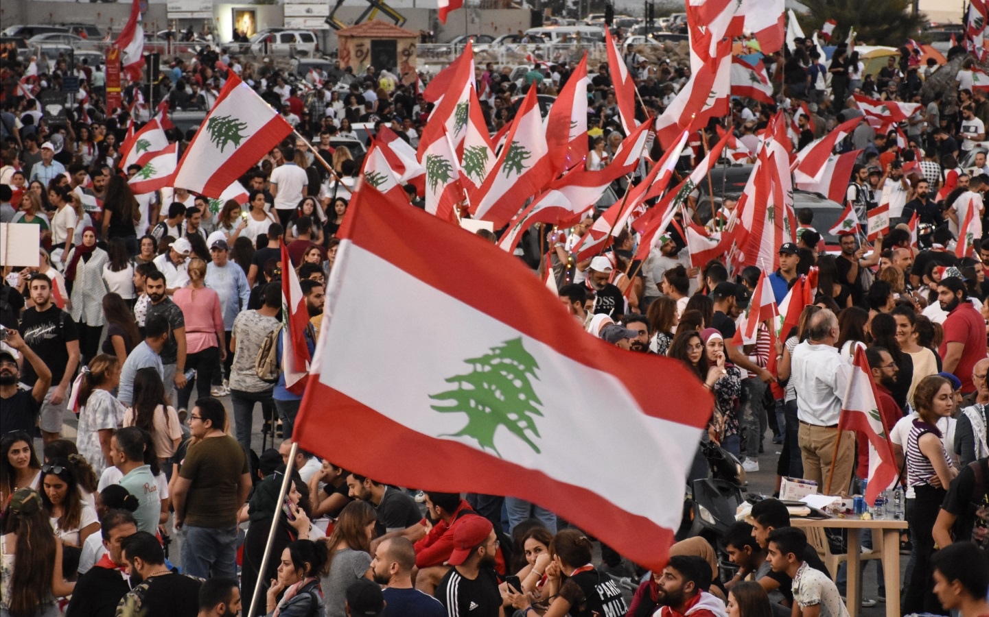 لبنان يقترب من مواجهة “كارثة اجتماعية”
