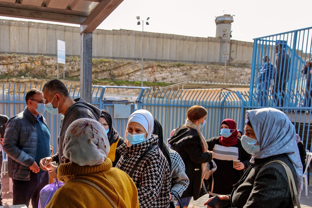 “نيويورك تايمز”: “إسرائيل” تعطي اللقاح لحلفاء بعيدين بينما ينتظر الفلسطينيون