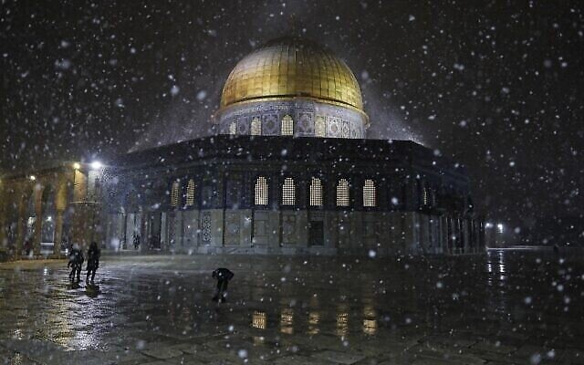 الثلوج تغطي مدينة القدس المحتلة