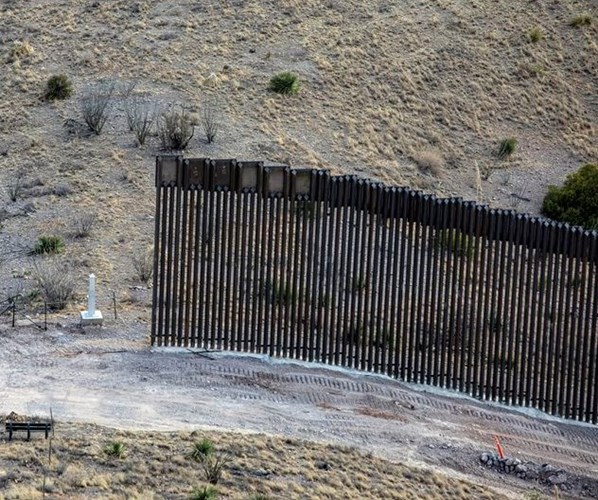 “نيويورك تايمز”: ما الذي ستقرره إدارة بايدن بشأن الجدار مع المكسيك؟